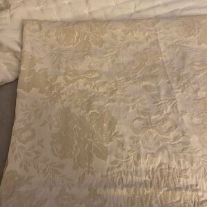 Luxurious Cream Floral Quilt